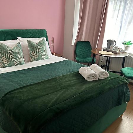 The Lily Pad Near Poole Dorset Self Contained Private Entrance And Free Parking Hotell Corfe Mullen Exteriör bild