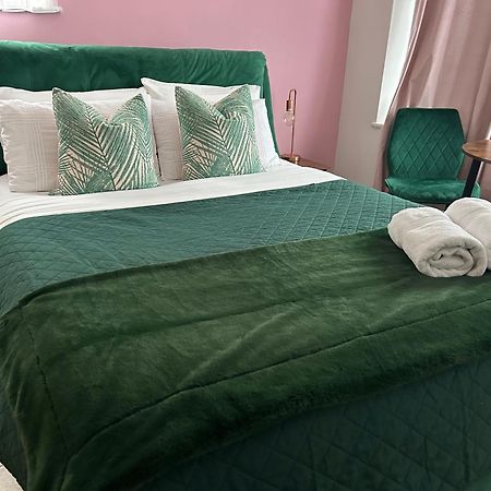 The Lily Pad Near Poole Dorset Self Contained Private Entrance And Free Parking Hotell Corfe Mullen Exteriör bild