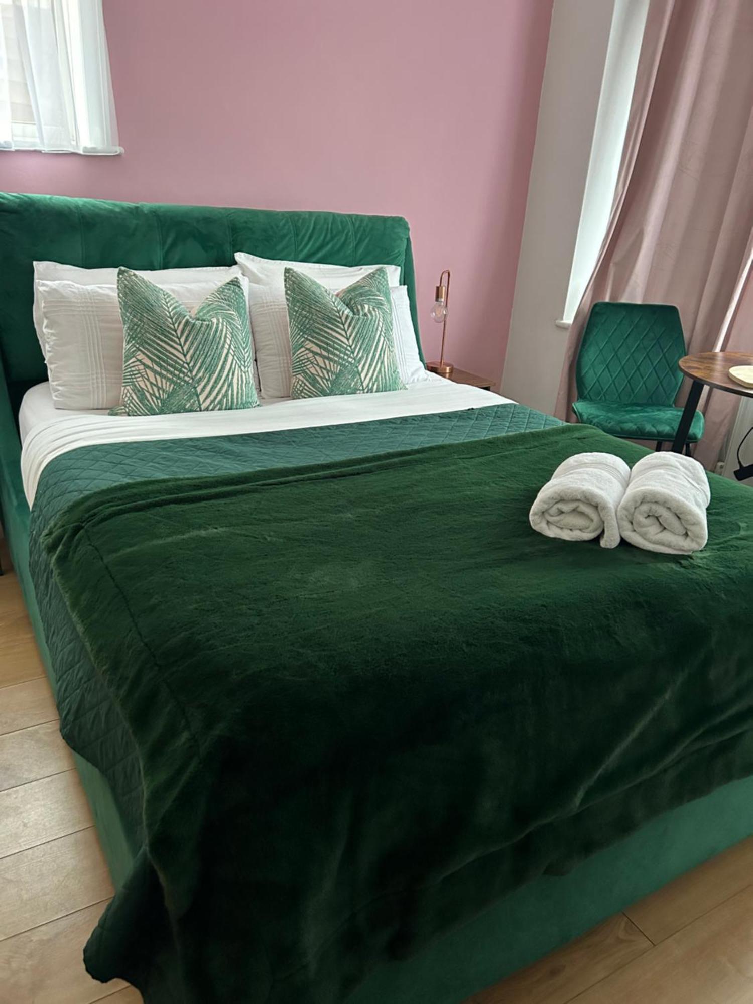 The Lily Pad Near Poole Dorset Self Contained Private Entrance And Free Parking Hotell Corfe Mullen Exteriör bild