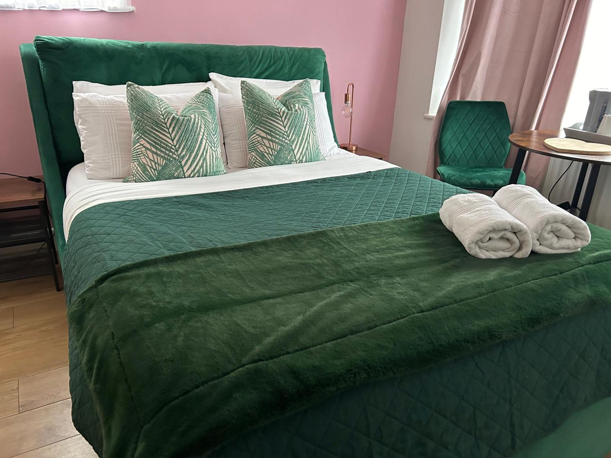 The Lily Pad Near Poole Dorset Self Contained Private Entrance And Free Parking Hotell Corfe Mullen Exteriör bild