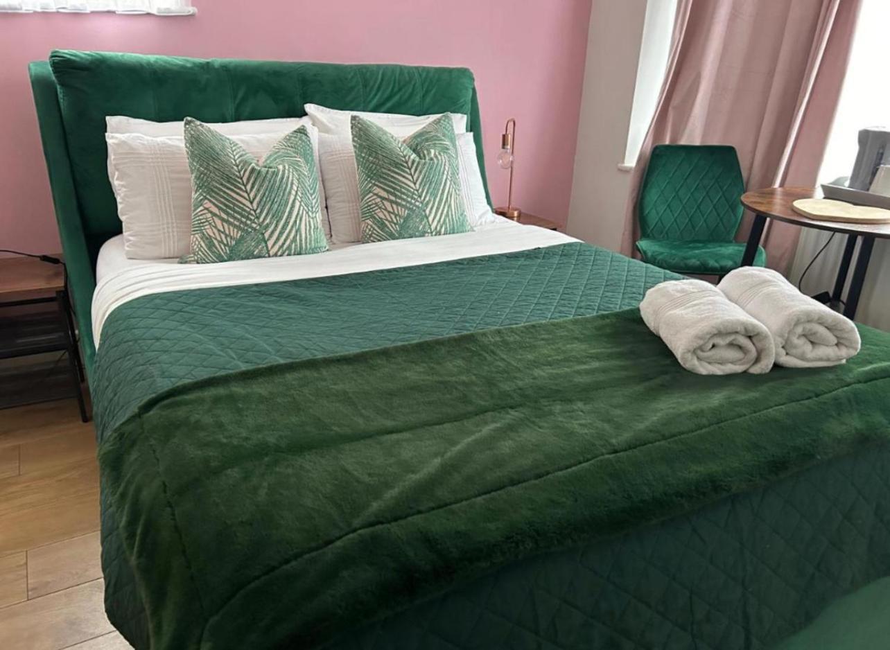 The Lily Pad Near Poole Dorset Self Contained Private Entrance And Free Parking Hotell Corfe Mullen Exteriör bild